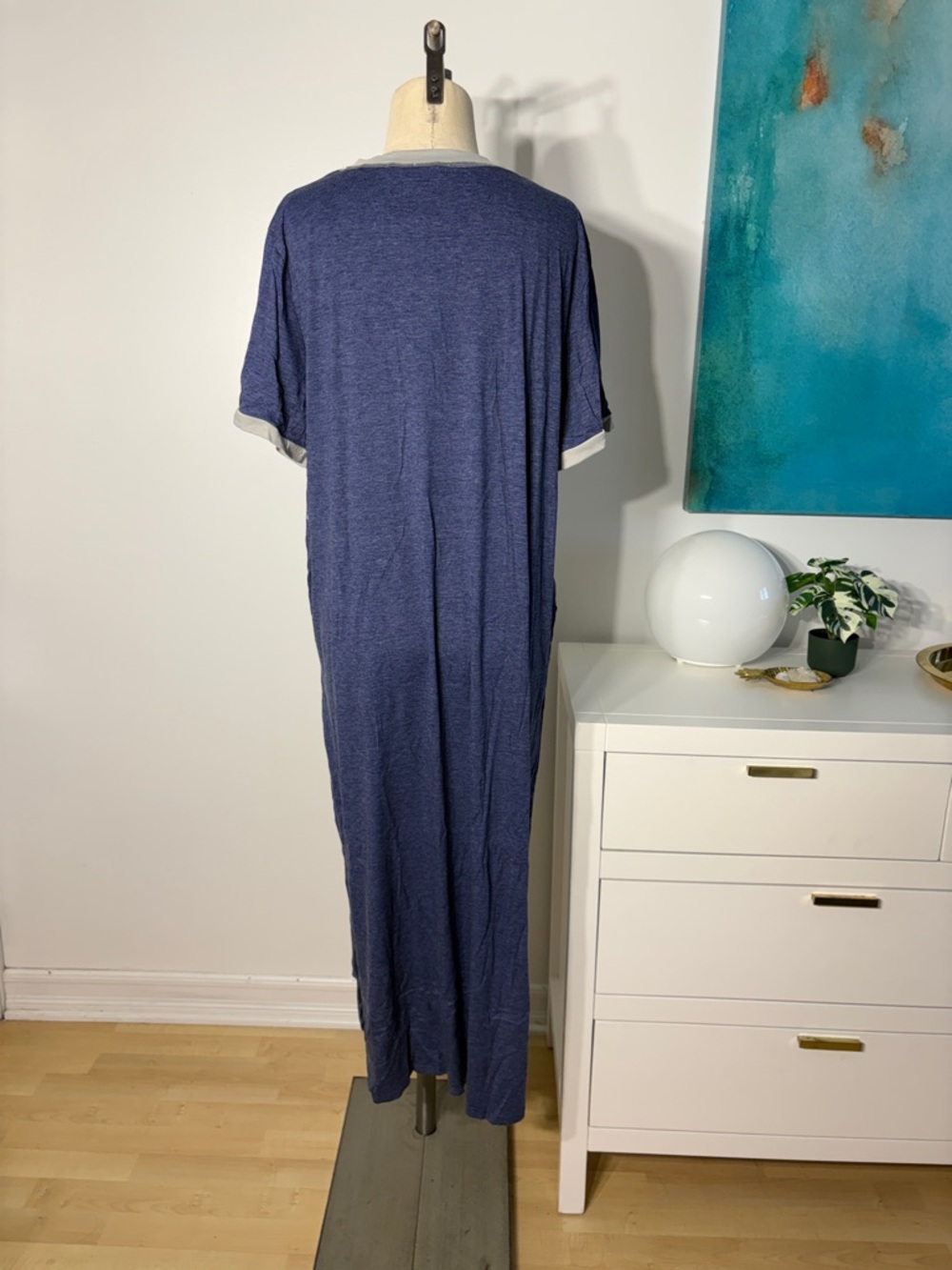 Relaxed V-Neck Navy Maxi Dress with Contrast Trim - Picture 4 of 4